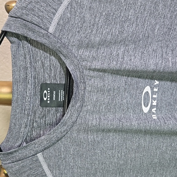 Oakley Gray Short Sleeve Performance Tee - Picture 4 of 6